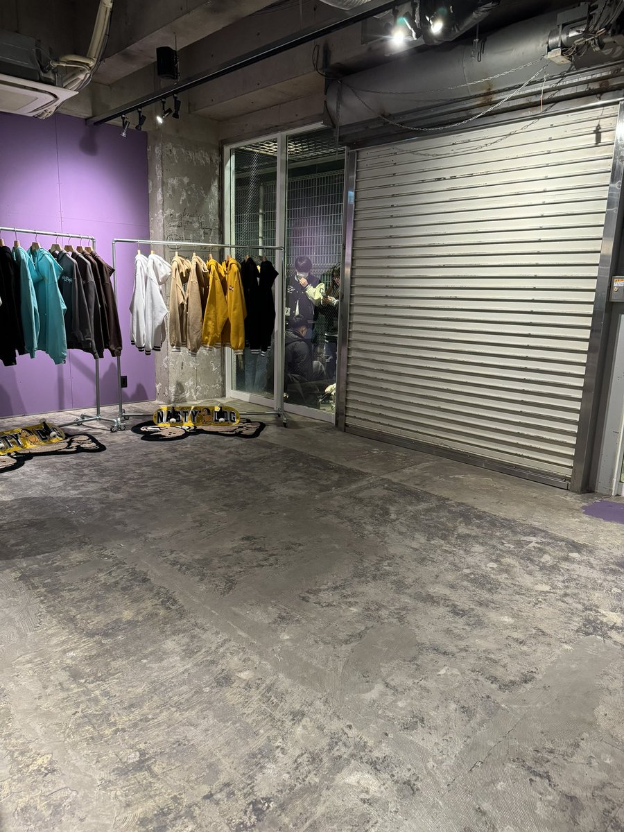 mcgardman's tweet photo. 前日の朝からもぉ並んでる🙀🙀🙀
これはヤバいことなるぞ‼️
⚠️Nasty DogオープンPOPUP⚠️ https://t.co/JDBXLehiHB