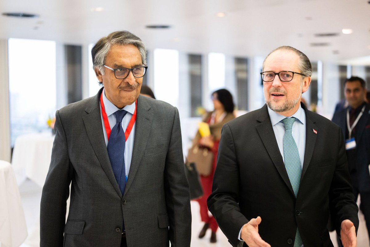 Met my colleague from #Pakistan @JalilJilani at the sidelines of EU-Indo-Pacific Ministerial. Discussed how to strenghten economic cooperation. Also touched base on regional developments including the situation in #Afghanistan and consular affairs.