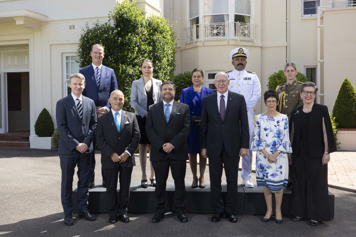 EmbCespedes's tweet photo. Rafael y yo estamos sumamente agradecidos por la generosidad y bonhomía de S.E. David Hurley, Gobernador General de Australia ���🇺 y S.E. Linda Hurley durante la elegante y emotiva ceremonia en la que entregué al primero las cartas que me acreditan como Embajador de 🇲🇽 en ese país. https://t.co/yztEcxpjtg