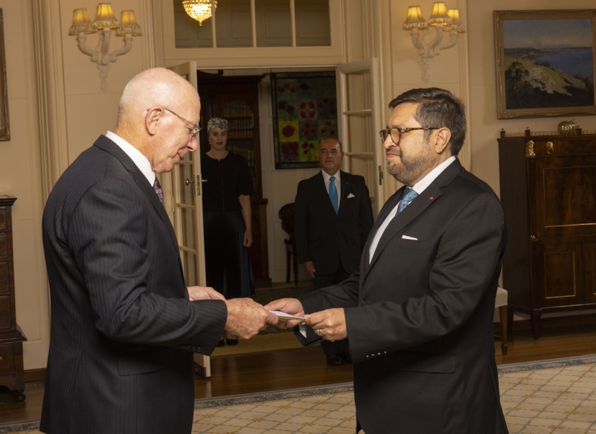 EmbCespedes's tweet photo. Rafael y yo estamos sumamente agradecidos por la generosidad y bonhomía de S.E. David Hurley, Gobernador General de Australia ���🇺 y S.E. Linda Hurley durante la elegante y emotiva ceremonia en la que entregué al primero las cartas que me acreditan como Embajador de 🇲🇽 en ese país. https://t.co/yztEcxpjtg