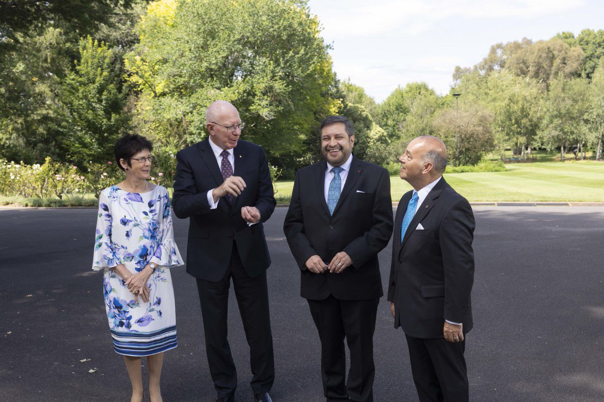 EmbCespedes's tweet photo. Rafael y yo estamos sumamente agradecidos por la generosidad y bonhomía de S.E. David Hurley, Gobernador General de Australia ���🇺 y S.E. Linda Hurley durante la elegante y emotiva ceremonia en la que entregué al primero las cartas que me acreditan como Embajador de 🇲🇽 en ese país. https://t.co/yztEcxpjtg