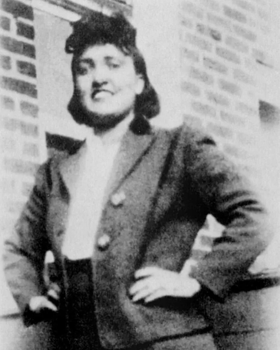 CIOBCitywide's tweet photo. February 1st marks Henrietta Lacks Day, celebrating the remarkable contributions she made to medicine. The College Biology class at @GaynorMcCownELS is paying tribute with a special memorial outside of room 403. 🧬🌟 #HenriettaLacksDay #MedicalPioneer #ScienceTribute @NYCSchools https://t.co/03EeoJjqoB