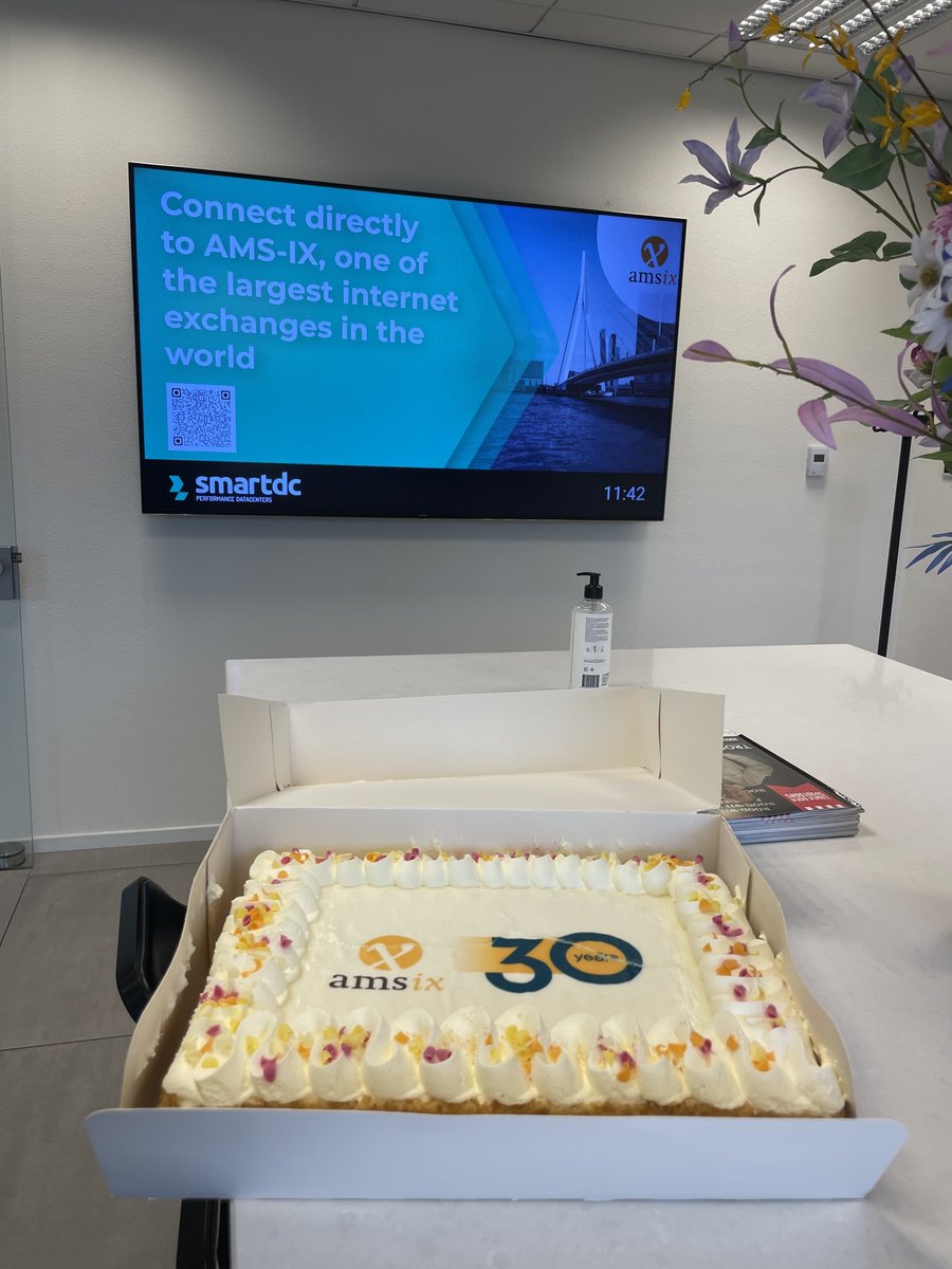 Yesterday, <a href="/AMS_IX/">AMS-IX</a> paid us a special visit at <a href="/Smart_DC/">Smartdc</a> to celebrate their 30th anniversary! 💚🧡

Congratulations <a href="/AMS_IX/">AMS-IX</a>! For many more years of successes on our continuous partnership! 🚀

#AMSIX30 #InternetExchange #Partnership #DataCenter