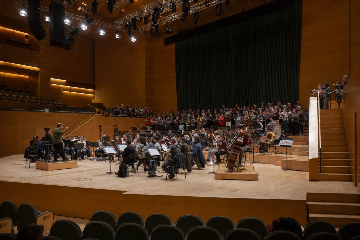 Moments de l'assaig de la @bandabarcelona amb el <a href="/elcorcanta/">El Cor Canta</a> i María Hinojosa! Plegats interpretaran el lluminós 'Magnificat' de John Rutter, especialista en música coral religiosa.

4 de febrer a les 18h: eu1.hubs.ly/H07kG-s0