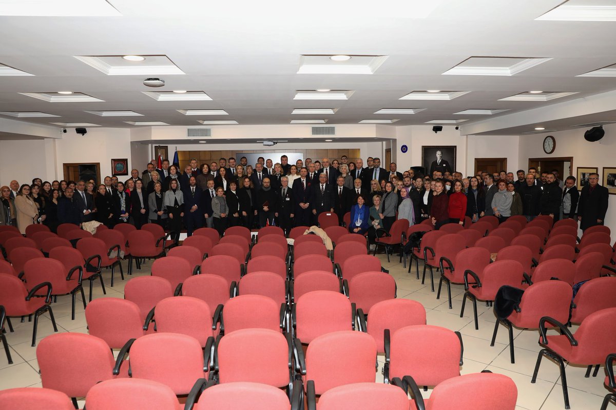 6 Şubat Kahramanmaraş depremlerinin yıl dönümü münasebetiyle “Asrın Felaketinin Yıl Dönümünde Ankara Üniversitesi” anma programı, depremde kaybettiğimiz öğrencilerimiz için yaptığımız Deprem Anıtında başladı.

"Birinci Yılında Maraş Depremi: 04.17" adlı sergi ziyaretinin ardından