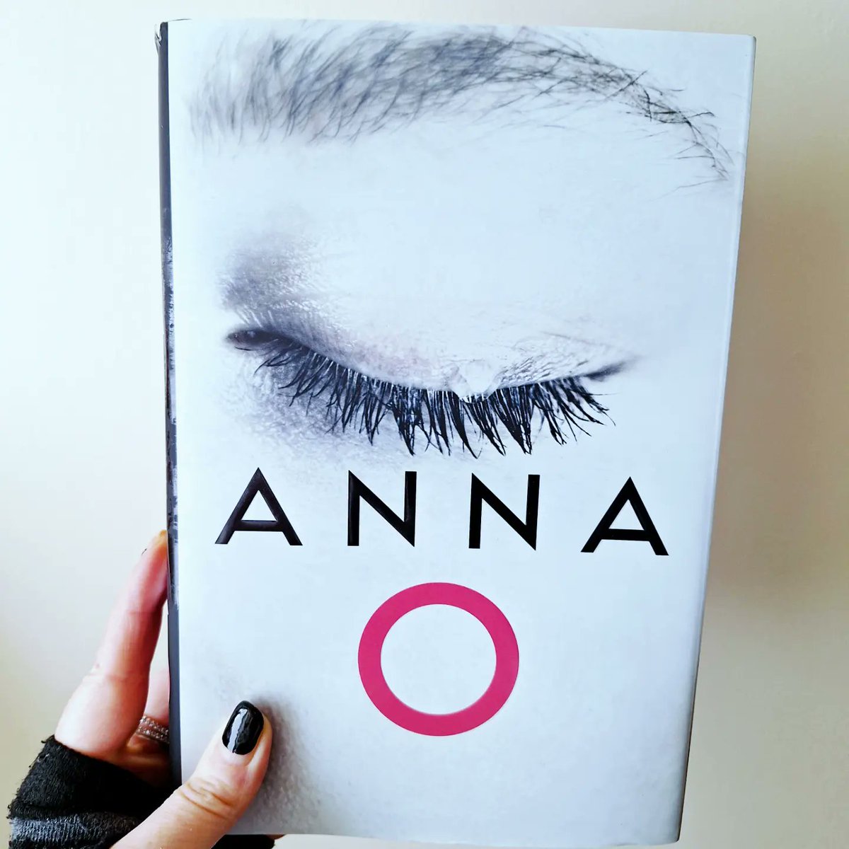 nholten40's tweet photo. Ahhh, I treated myself to the #collectoredition of #AnnaO by #matthewblake, and it is a thing of beauty!
Now, safely on my shelves as I have the #eBook to read and so close to the top of my TBR, I can't wait!!
I've purposely ignored reviews as I don't want to be subconsciously influenced - though I have heard great things!
⁉️ QOTD: Do you read reviews prior to reading a book on your TBR?