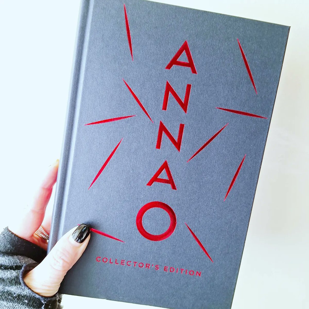 nholten40's tweet photo. Ahhh, I treated myself to the #collectoredition of #AnnaO by #matthewblake, and it is a thing of beauty!
Now, safely on my shelves as I have the #eBook to read and so close to the top of my TBR, I can't wait!!
I've purposely ignored reviews as I don't want to be subconsciously influenced - though I have heard great things!
⁉️ QOTD: Do you read reviews prior to reading a book on your TBR?