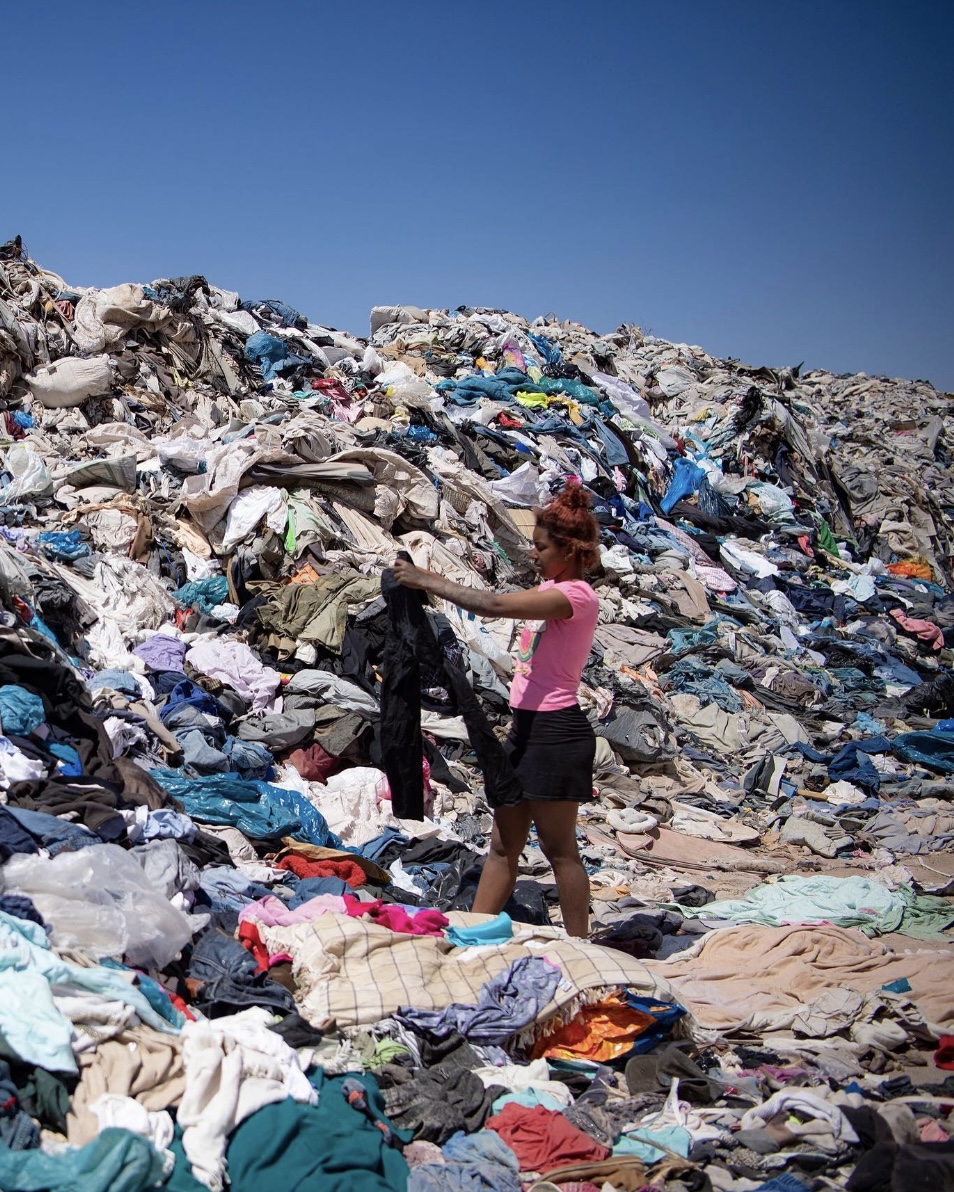 5gyres's tweet photo. The true cost of fast fashion is more than what’s shown on the price tag. 🏷️
Fast fashion is fueling the climate crisis, and piling up in Chile’s Atacama Desert (shown here). So what can you do? Take the pledge to #DoLessForThePlanet: https://t.co/dBffQCqY4T https://t.co/CfzeBPF0nL