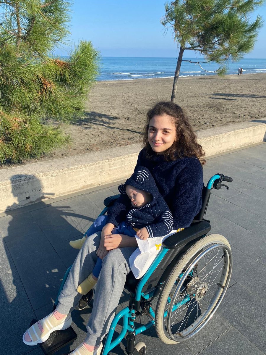 oh_bedunyavar's tweet photo. İlk defa tıkandığım, çok korkarak sizinle paylaştığım, bu büyük riski üstlendiğim, günlerce ağladığım, empati yapmaktan kafayı yediğim koca bir taşın altına elimi soktuğum o yardım kampanyasını sizinle paylaşmaya ancak cesaret buldum.
5 Aylık gebeyken boynuna pıhtı atıp omurilik felci olan ve şu an 2 yaşında oğlu Hazar’a bir yandan da bakmak zorunda kalan Derya’nın tek çaresi omurilik pili ile tekrar yürüyebilmek.
Eşi çalışıyor, eşinin ailesi Hazar’ın bakımları için destek oluyor ancak eksik çok büyük.
Ben önce Allah’a sonra size çok güvendim.
Lütfen yardım edelim, bu parayı toplayana kadar başka bir kampanya almayacağım.
Ben kendi yaptığım bağış dekontu ile başlıyorum, siftahı benden bereketi Allahtan olsun.
Hazar 2 yaşında annesinin sondasını sandalyeye asan, sandalyesini süren kocaman bir kahraman.
Ve annesi diyor ki “ Esra hanım ben oğlumu parka götürmek istiyorum “ !!! 
Ameliyat ile Derya 2 ay hastaneninde anlaşmalı olduğu otelde fizik tedavi ile yürümeye başlayacak. Kasları güçlenecek ve bu moral eminim ona güç verecek.
Ben çok inandım, BENCE YAPABİLİRİZ ! 
Tek aktif proje Derya için, açıklama yazmanıza gerek yok ille de yazmak isterseniz 
“ DERYA YÜRÜSÜN DİYE “ yazabilirsiniz.

100.000 güzel insanın 20 TLsi gerekli. 

TR60 0001 0021 3697 5998 9250 01
Ziraat bankası
Hesap ismi; 
Oh be dünya varmış derneği