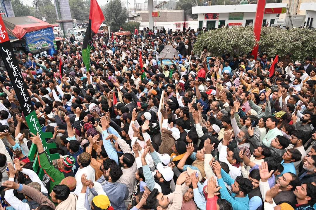 شکارپور کے غیور عوام نے ہمارے عوامی معاشی معاہدے کے حق میں اپنا فیصلہ سنا دیا، آئیں مہنگائی، غربت اور بیروزگاری کا مقابلہ کرنے میں ہمارا ساتھ دیں اور 8 فروری کو تیر کے نشان پر مہر لگائیں۔

#چنو_نئی_سوچ_کو 
#JacobabadWithBilawal