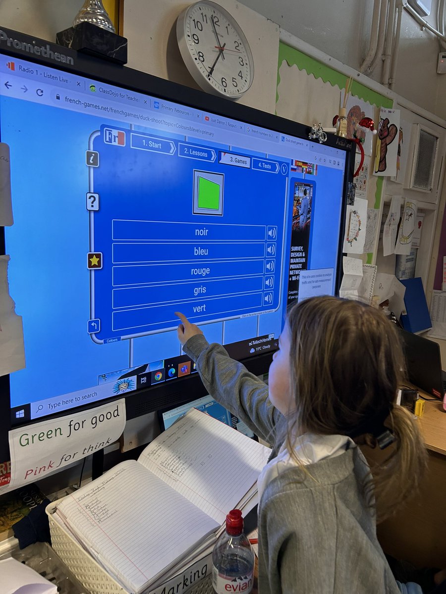 mrsburtj's tweet photo. This morning R10 have been enjoying revising their colours in French with a variety of activities and games 🇫🇷 🎨 @LawmuirPS @DigitalLawmuir https://t.co/ey36EBfHyR