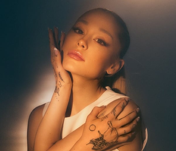 VientosenCalma's tweet photo. Ariana Grande habla de su «vulnerable» nuevo disco https://t.co/3ghslglV4a https://t.co/YhNqS35YiH