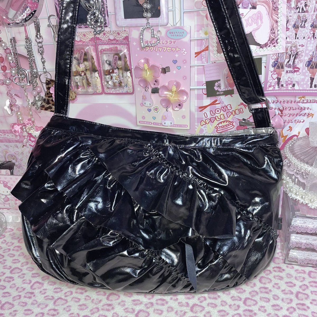 hibiscusg1rl's tweet photo. ⊹ ꒰ఎ กระเป๋าสะพายข้าง ໒꒱ ⊹

♡Price: 100
♡Size:  14.5*9 นิ้ว
♡Details: ตำหนิรูป3นะคะ เป็นหนังเทียมแบบบางนะคะ ˚ ༘♡

เป็นงานมือสองขอคนเข้าใจนะคะ˖ ࣪⊹

#ส่งต่อเสื้อผ้า #ส่งต่อเสื้อผ้ามือสอง #ส่งต่อกระเป๋า #กระเป๋ามือสอง https://t.co/GWV6o1PjlO