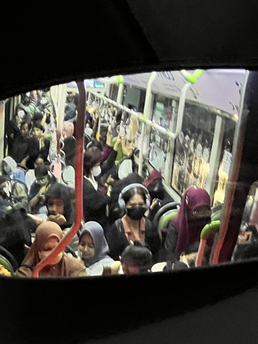 irenneaugusta's tweet photo. @PT_Transjakarta kayanya armada 4c perlu banget ditambah, penumpangnya super rame tapi armadanya ga ada jadi rebutan 🥺 https://t.co/9C8WckOoxm