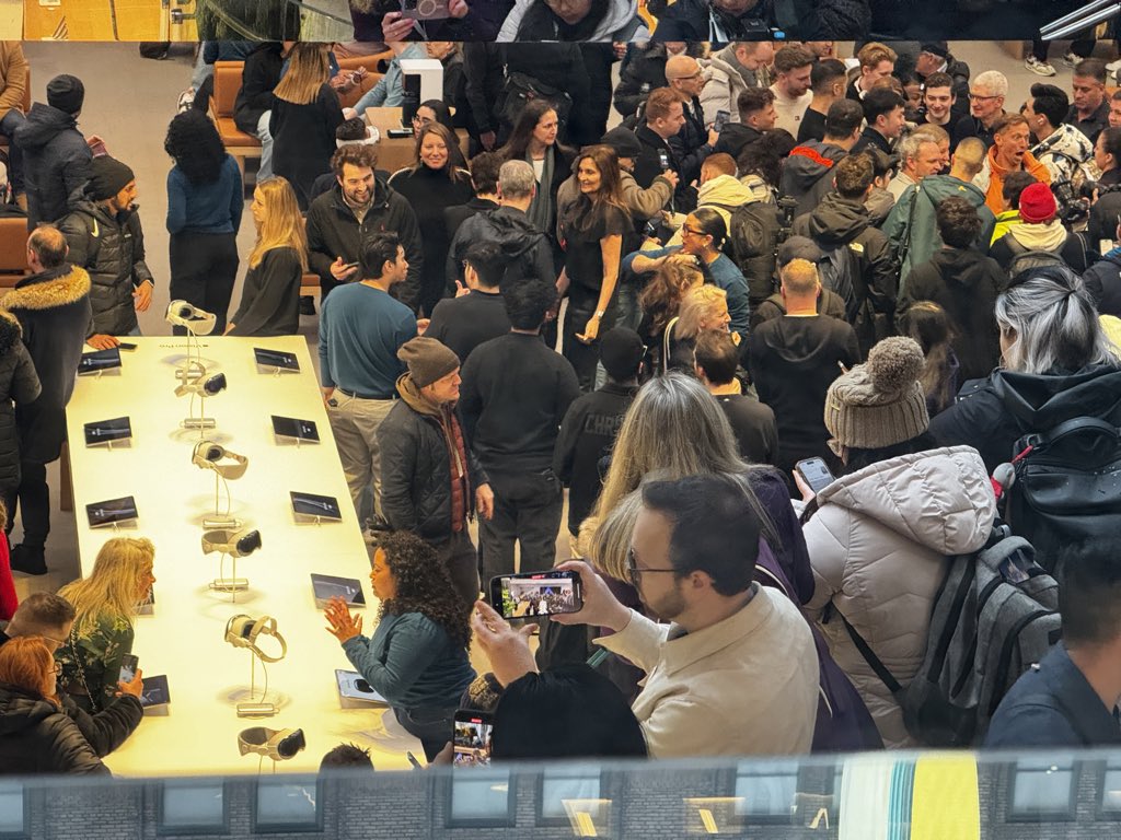 Tim Cook welcomes first Apple Vision Pro customers at Apple 5th Avenue NY.