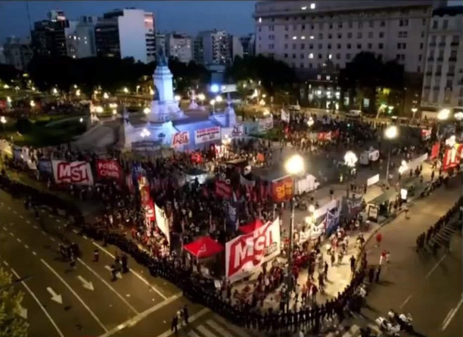 ElTrumpista's tweet photo. Marcha 2017 //// Marcha 2024

Se acabó la joda de los piqueteros

#SeraLey https://t.co/6SDgRNgWV2