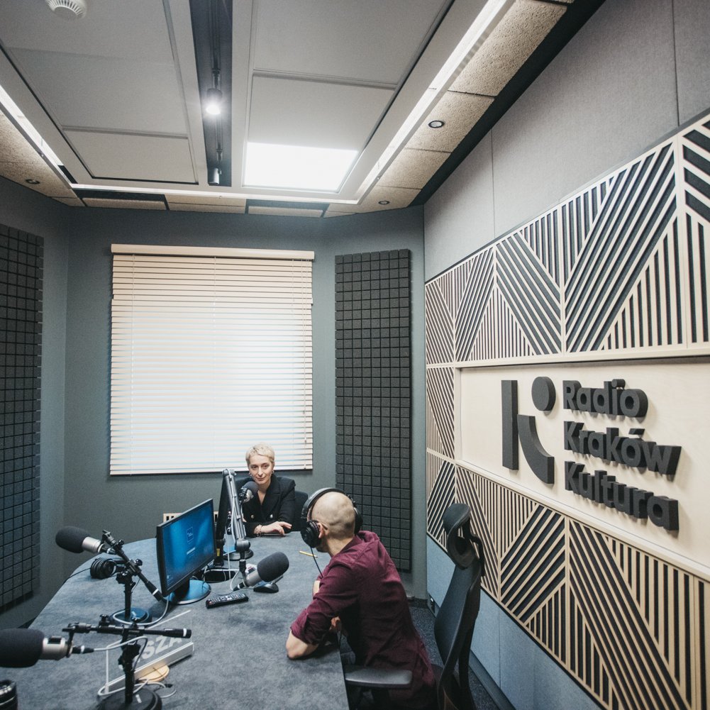 Co słychać w #NOSPR❓ 📻 Dowiecie się już 5 lutego w audycji 'Kultura na co dzień' w Radio Kraków Kultura w o godz. 8:15. 🔊 W rozmowie z Pawłem Szczepanikiem Dyrektor Ewa Bogusz-Moore opowie m.in. o kulisach najnowszego projektu NOSPR - 'A Body for Harnasie'!