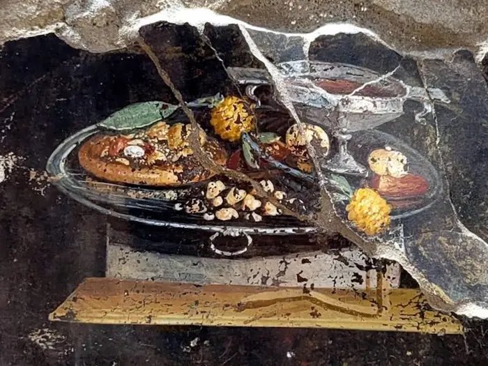 AgainstLore's tweet photo. #frescofriday this is the ‘pizza fresco’ of Pompeii. Discovered recently, it depicts a platter of food including an image of what appears to be an early  rendition of pizza! 
It is more likely to be a flatbread type of dish but nonetheless it is a cool discovery ! https://t.co/QhtGZ8sIRH