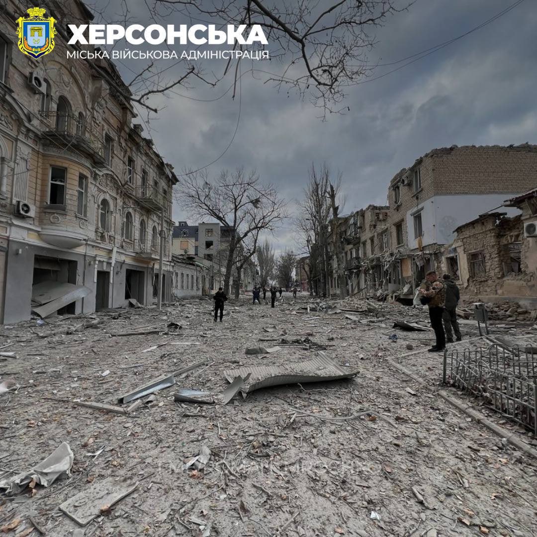 MargoGontar's tweet photo. Kherson today 💔
After russian bombing
The very centre of the city
It pains me to see old building ruined , our history demolished by russian maniacal greed https://t.co/kVUS4zNth0