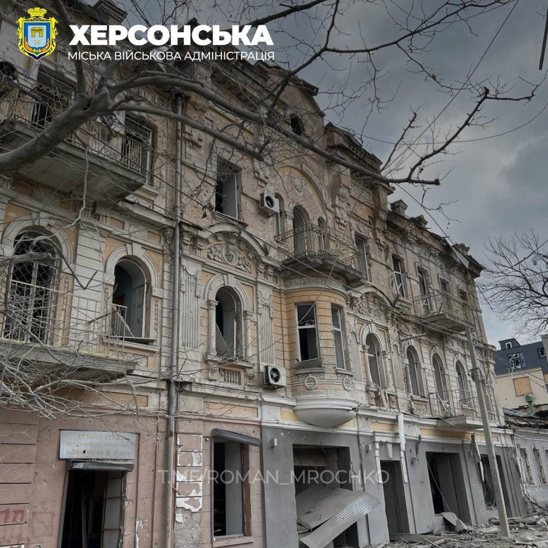 MargoGontar's tweet photo. Kherson today 💔
After russian bombing
The very centre of the city
It pains me to see old building ruined , our history demolished by russian maniacal greed https://t.co/kVUS4zNth0