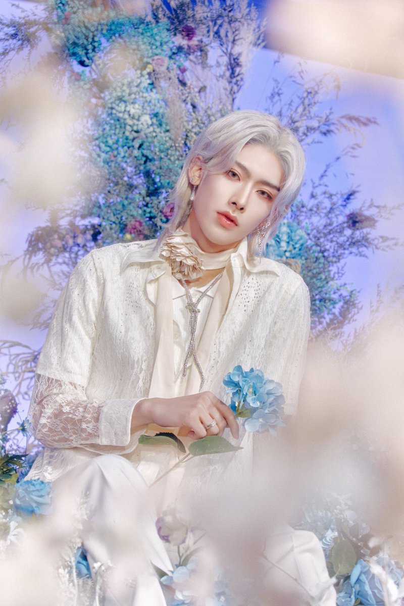 The surreal visual of mine clearly striking for the Concept Photo 1 of Yura Yura. The fair skin of mine blending with the vibrant hues behind, making my proportioned seems more lavish. The flowers that I hold bringing tale to the frame, since it shuttered just perfectly.