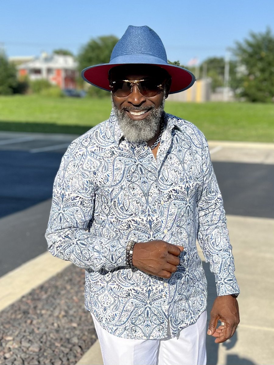 It’s Finally Friday!
#blackphotographer #kcphotographer #bluebrims #paisleyshirt #silverfox #howdoubruno