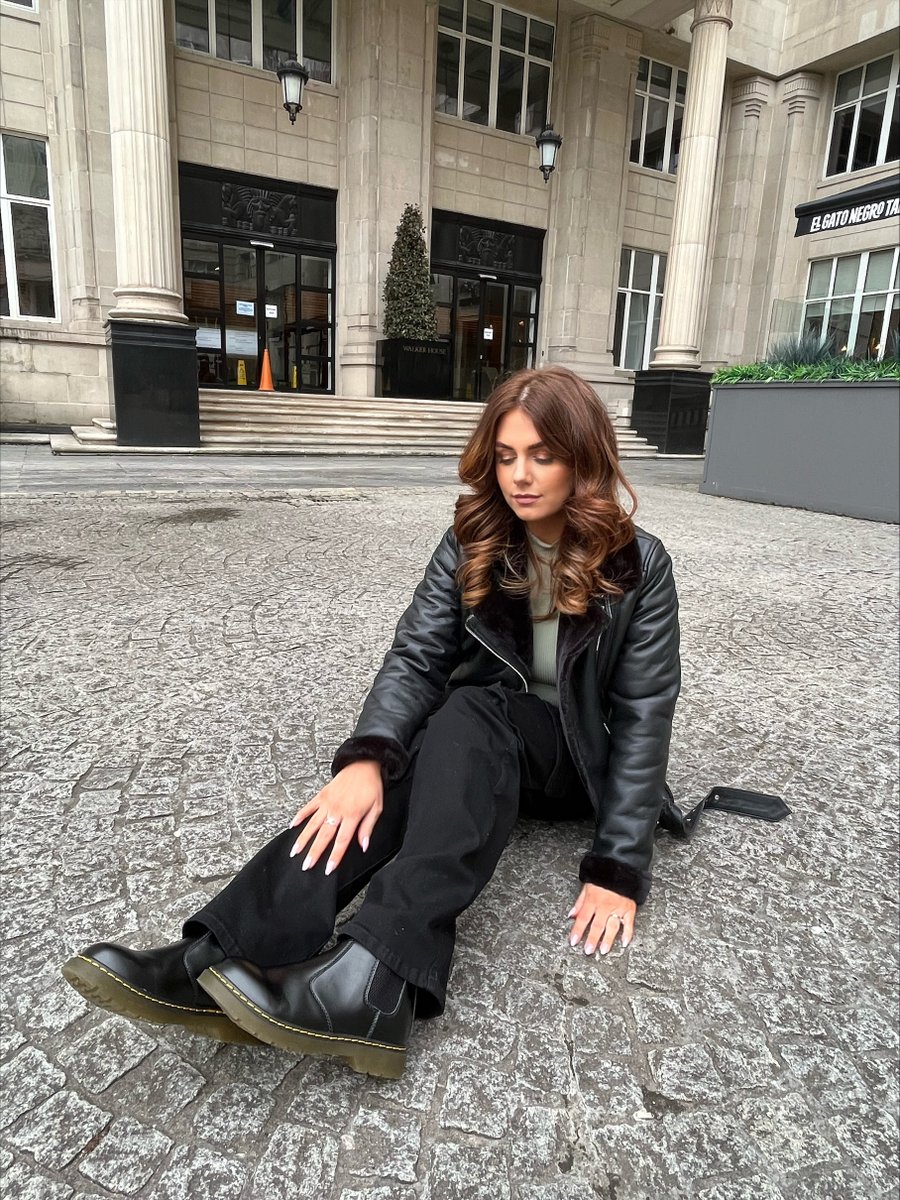 fanjacketss's tweet photo. Step into the spotlight with unparalleled style, just like 'FIONA BURGESS' in our luxurious shearling leather jacket. 
Elevate your fashion game and make a statement that turns heads wherever you go.

#FanJackets #ShearlingLeatherJackets #WomensFashion https://t.co/aLSpHiwWdQ