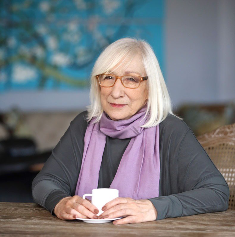 "...Direksiyon başındaki o sürücü sensin. Kavramların dile gelebilmeleri için tekeri uygun yönde kırması gereken de sen. Kitap kapaklarını örtme ki sayfalara ışık sızabilsin, kelimeler, kavramlar parlasın..."

Değerli düşünür, yazar, aydın Alev Alatlı düşünce dünyamıza önemli