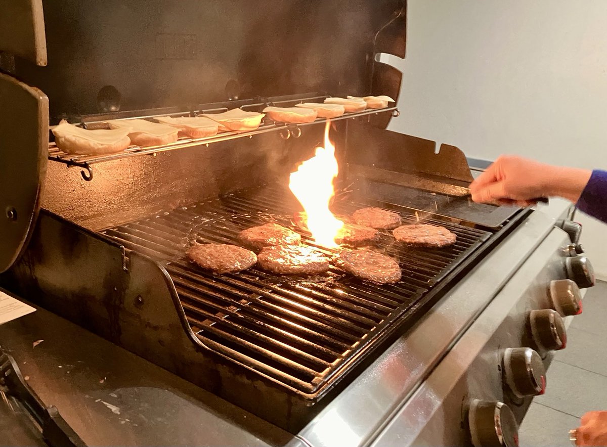 sachist's tweet photo. GC英会話部初の夜オフ会、おしゃべりにBBQ存分に楽しみました😊
🇦🇺の方からのバーガー焼き方指導がチョイチョイ入って最後はほぼその方が焼いてた🤣🍔
ご参加いただいた方々ありがとうございました! #Global_Community #GC https://t.co/pezVm6ili8