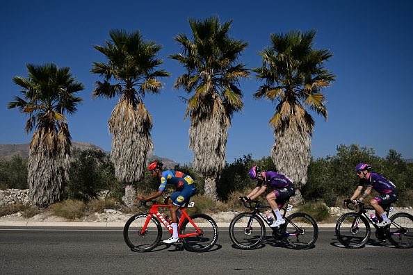 LidlTrek's tweet image. Another day of hard work for Amanuel
Ghebreigzabhier 🇪🇷 at the head of the peloton 💪

Situation at #VCV 🇪🇸: 80km to the finish line 🏁, 6 riders in the breakaway with 3’45” on the main group