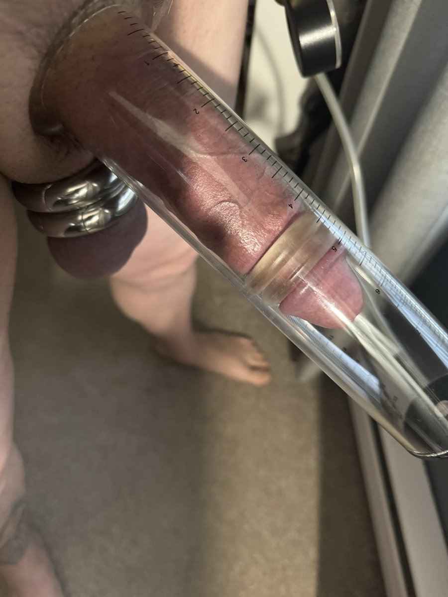 tyr437's tweet photo. Starting my weekend in the tube with a little stretch. #ballstretcher #balweights #pumping https://t.co/BfY7VPJa1o
