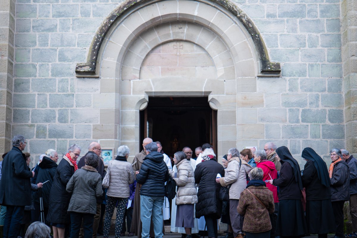 CorrezeCatho's tweet photo. 🕯 #Chandeleur : les consacrés de notre diocèse se sont retrouvés aujourd'hui autour de l'évêque aux Grottes de Saint-Antoine 🙏 https://t.co/jRZ6ncLCow