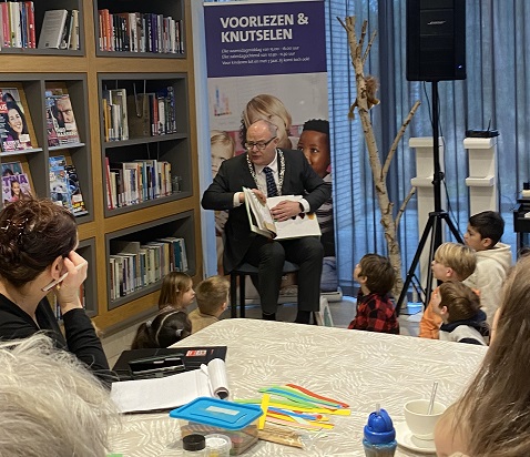 Waalregemeente's tweet photo. Voorlezen is niet alleen leuk, maar ook erg belangrijk bij de taalontwikkeling van een kind. Ook voor kinderen met een (visuele) beperking. In het kader van de Nationale Voorleesdagen “las” burgemeester Oosterveer voor in de bibliotheek in het Huis van Waalre. https://t.co/55C1UA1uNm