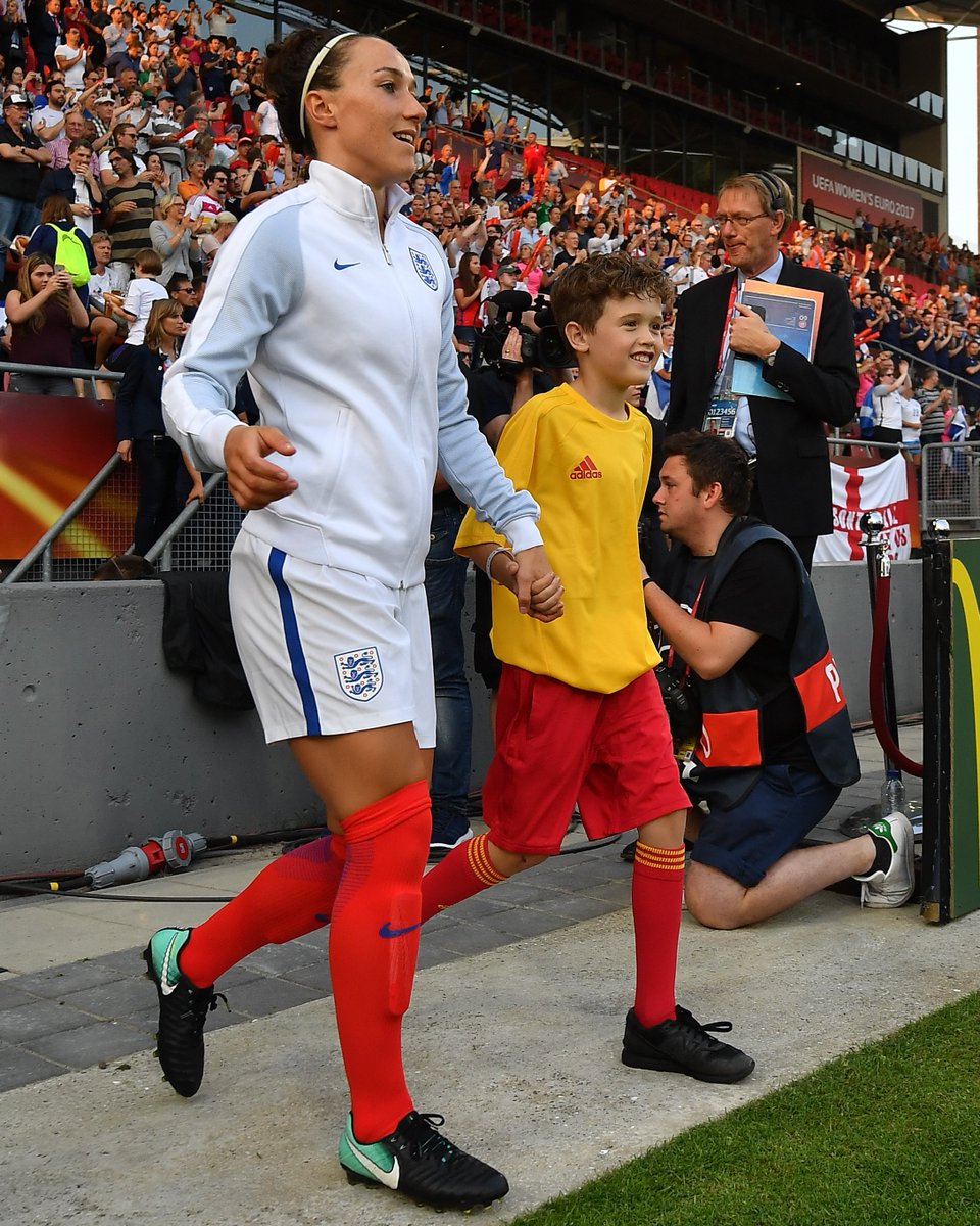 @AdaStolsmo 🦁 @LucyBronze 🦁

#WEURO2017