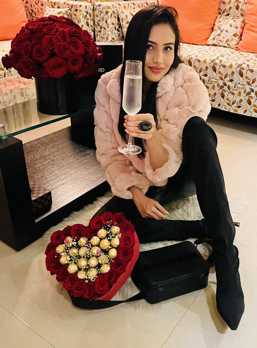 NityaOfficial's tweet photo. A beautiful birthday it was! 💫
Thank you everyone for your wonderful wishes. 💗
Living the B E S T 🥂
#Grateful #NityaSingh https://t.co/XTLzJ7InFI