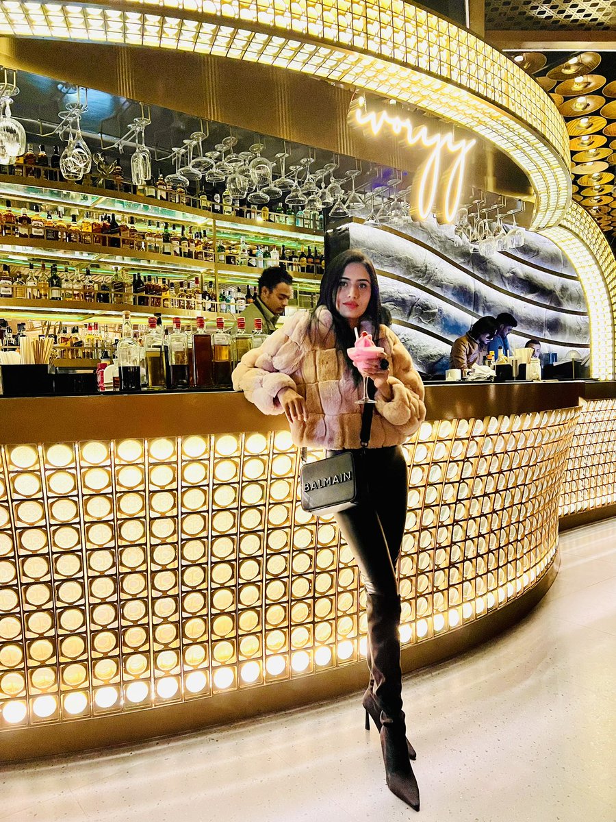 NityaOfficial's tweet photo. A beautiful birthday it was! 💫
Thank you everyone for your wonderful wishes. 💗
Living the B E S T 🥂
#Grateful #NityaSingh https://t.co/XTLzJ7InFI