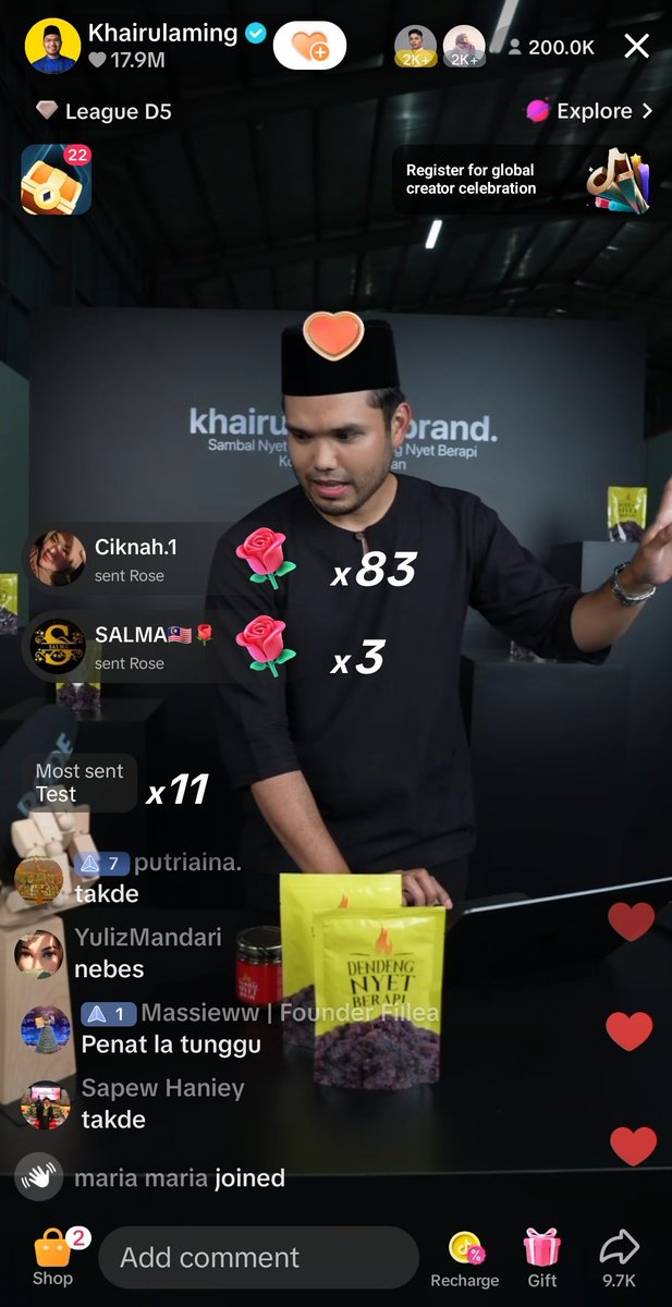 ZacZakirin13's tweet photo. Orang macam Khairul Aming ni patutnya dapat dana dari Khazanah. Bukannya penjual tudung itik. https://t.co/eXaE1IIl1g