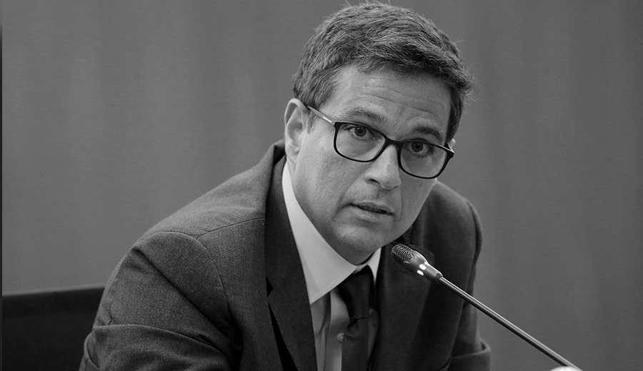 lindberghfarias's tweet photo. 🚨URGENTE! ROBERTO CAMPOS NETO ARTICULA SORRATEIRAMENTE UMA PEC QUE RADICALIZA A AUTONOMIA DO BC!

Tramita no Senado a PEC 65/2023, de autoria do Senador Vanderlan Cardoso e outros, que RADICALIZA a autonomia do Banco Central, afastando-o ainda mais da população a quem deveria servir.

Seu atual presidente, o bolsonarista Roberto Campos Neto, não satisfeito com a autonomia técnica, operacional, administrativa e financeira que a lei já dá à instituição, pretende alterar a Constituição para que o Banco Central deixe de ser uma autarquia pública e se torne uma empresa, ou seja, uma pessoa jurídica de direito privado. Uma EMPRESA passaria assim a ser a responsável por emitir a moeda, conduzir a política monetária e supervisionar as instituições do sistema financeiro.

 Como empresa, seu funcionamento será assim regido não só pela lei, mas também por seu próprio estatuto, definido por seu Conselho. Ela poderá definir seu próprio orçamento, que não mais fará parte do Orçamento Geral da União, sem a participação do governo e sem a aprovação do Congresso. Poderá pagar a seus dirigentes remunerações astronômicas, e poderá distribuir lucros. Ainda, deixaria de ser fiscalizado pelo Conselho Monetário Nacional. 

Tudo isso permitirá ao Banco Central - e essa é a intenção - se afastar ainda mais da supervisão do governo eleito e conduzir sua atuação da forma que mais convier não ao país, mas a seus dirigentes.