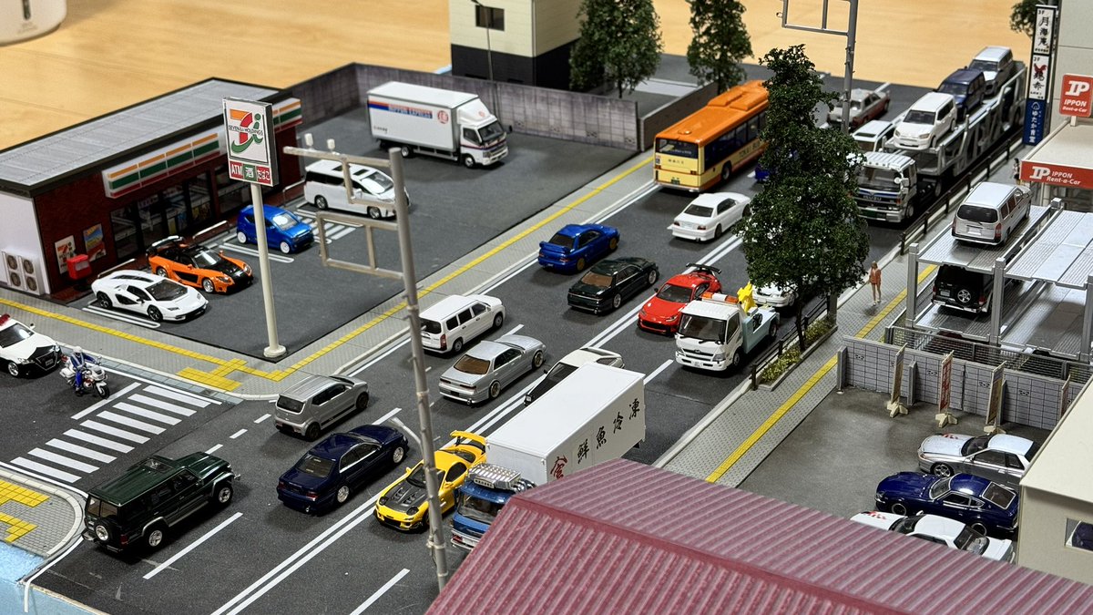 製作中の1/64ジオラマに、適当にミニカーを配置して撮影してみました