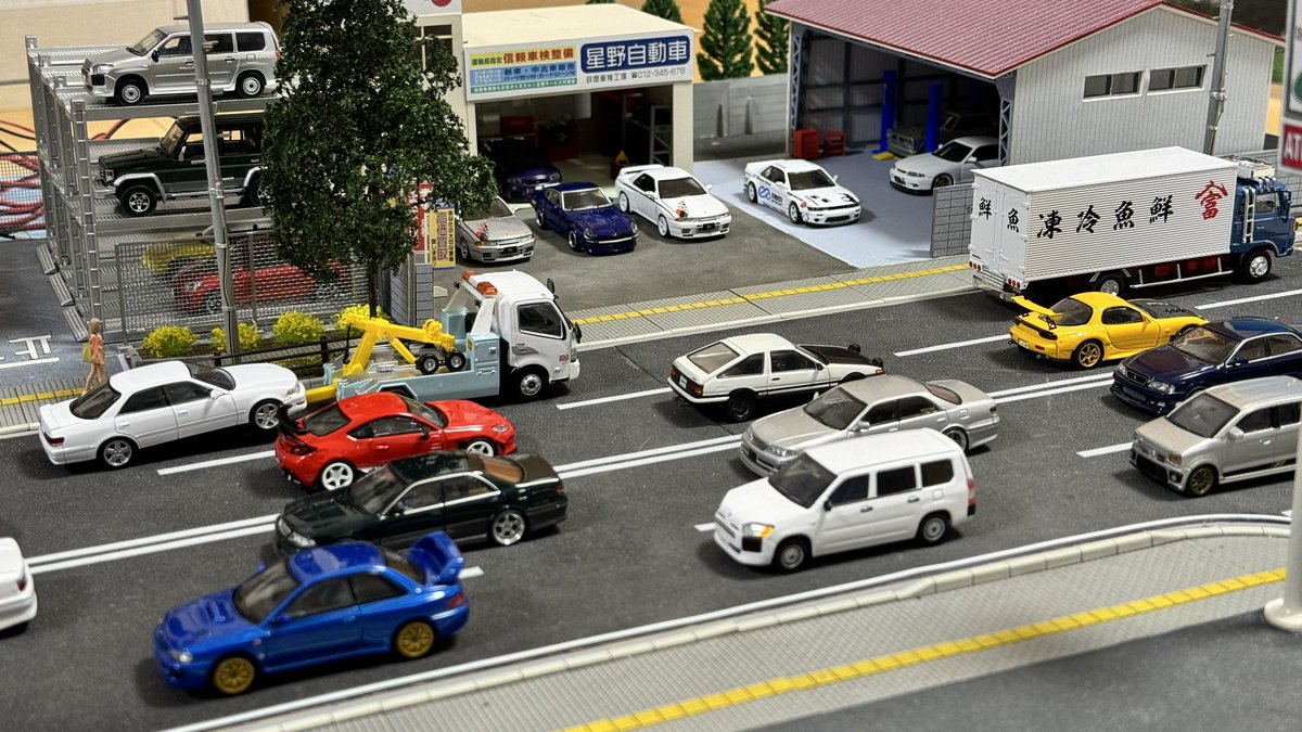 製作中の1/64ジオラマに、適当にミニカーを配置して撮影してみました