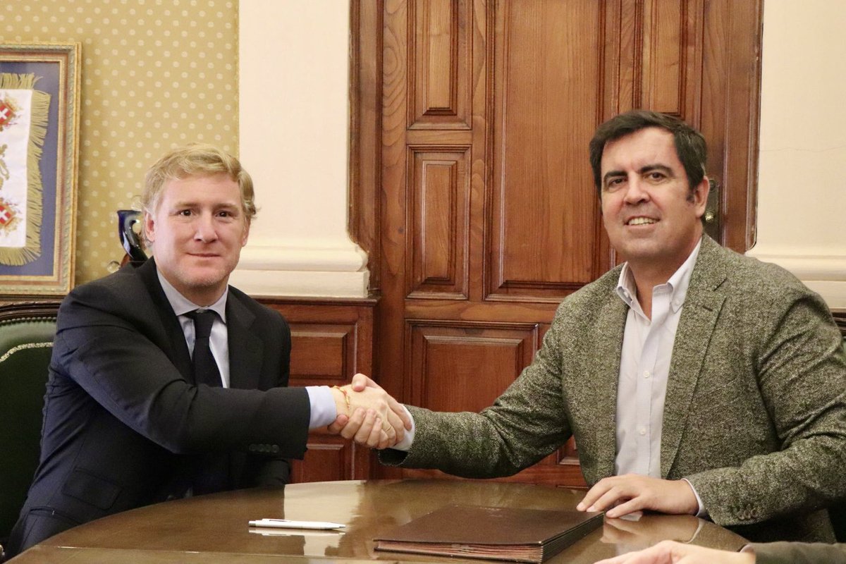 aytodebadajoz's tweet photo. 🏙️ El alcalde Ignacio Gragera ha firmado la proposición jurídico-económica y la propuesta del convenio urbanístico de la nueva zona urbanizada en el ‘antiguo IFEBA’ con más de 20.000 m²

📲 Toda la información y rueda de prensa, en la web. https://t.co/i948fhwmoN