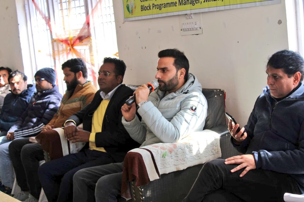 JK_NRLM's tweet photo. JKRLM Block Chenani organised a collabortive Bankers Wrkshop bringing together various bankers to raise awareness about the benefits of financial inclusion &amp;self employment;workshop fostered direct interaction between the community&amp; bankers,to ease banking for SHGs.@listenshahid https://t.co/CKOVJE8C4d