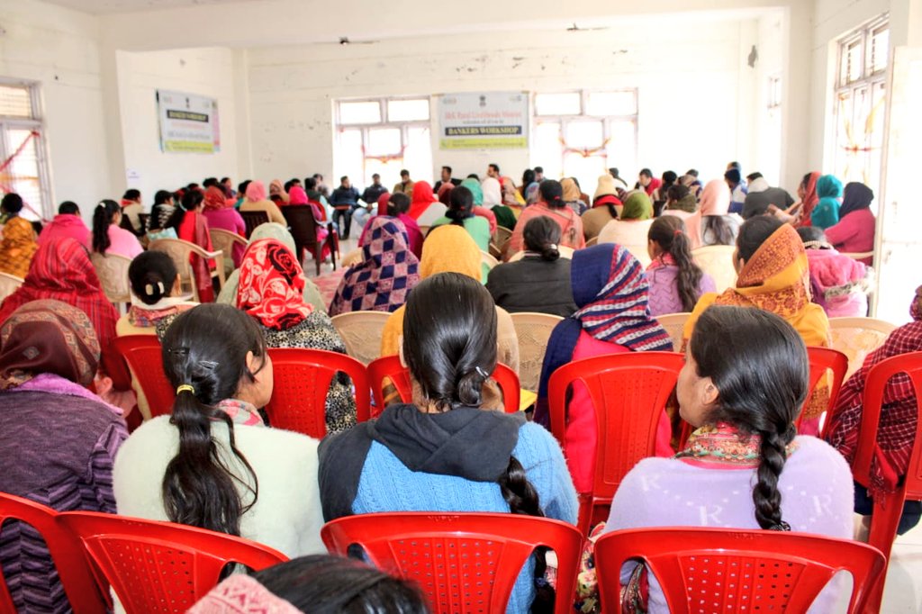 JK_NRLM's tweet photo. JKRLM Block Chenani organised a collabortive Bankers Wrkshop bringing together various bankers to raise awareness about the benefits of financial inclusion &amp;self employment;workshop fostered direct interaction between the community&amp; bankers,to ease banking for SHGs.@listenshahid https://t.co/CKOVJE8C4d