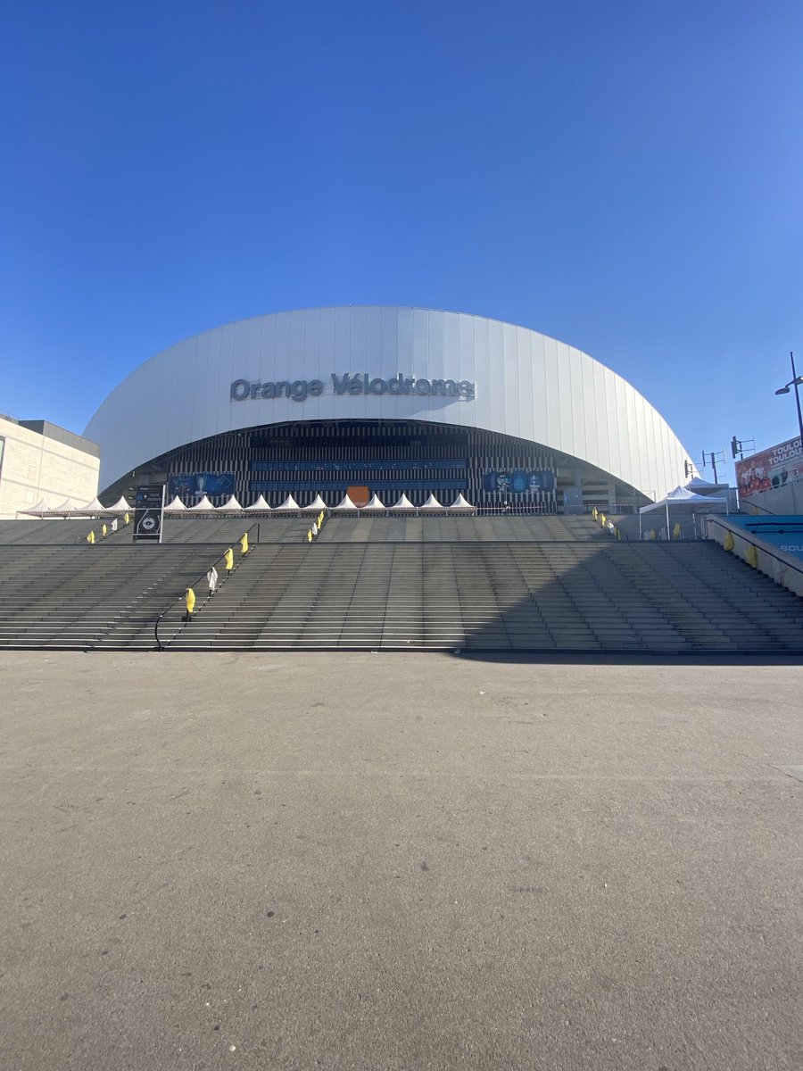 Donal Lenihan (@lenihandonal) on Twitter photo The calm before the storm. 6 hours to go for a potential classic France v <a href="/IrishRugby/">Irish Rugby</a> The calm before the storm. 6 hours to go for a potential classic France v <a href="/IrishRugby/">Irish Rugby</a>