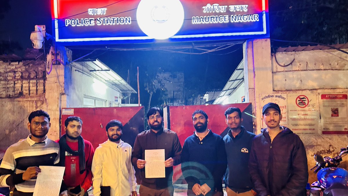 आज तक चैनल के मालिक अरुण पुरी, एंकर सुधीर चौधरी और चित्रा त्रिपाठी के खिलाफ राष्ट्रपति द्रौपदी मूर्मू और हेमंत सोरेन के संथाल (अनुसूचित जनजाति) समुदाय का अपमान करने के मसले पर दिल्ली विश्वविधालय के छात्रों ने मौरिश नगर थाने में FIR दर्ज कराने के लिए आवेदन दिया हैं। 

जब तक सुधीर