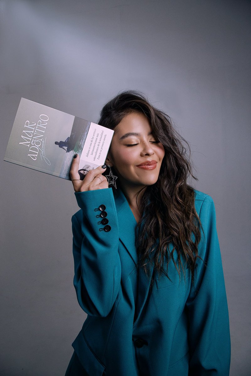 Julianavelof's tweet photo. YA ESTÁ AFUERA 📖🩵🌊✍🏽🫧

#MarAdentroElLibro https://t.co/zTIrbqcueJ