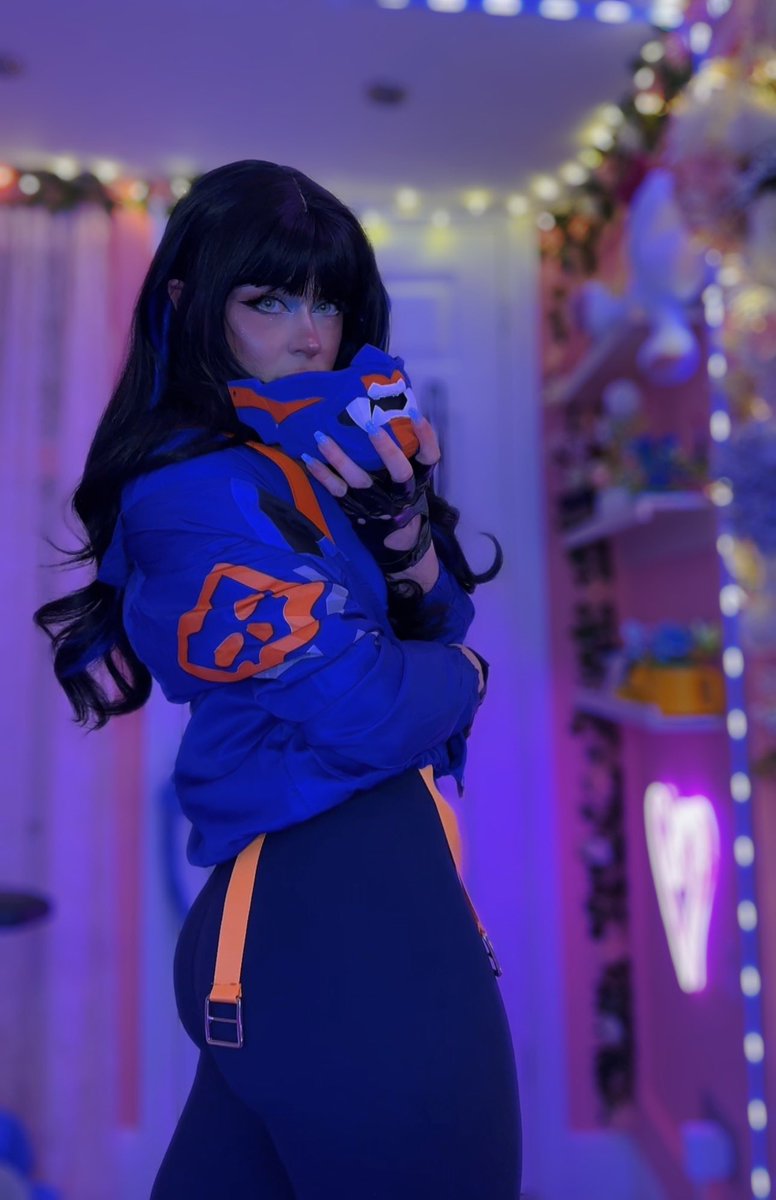 AthenaAryn's tweet image. “I’ll handle this” 👀 

Live now🔵

@VALORANT @riot  #cosplay #valorant