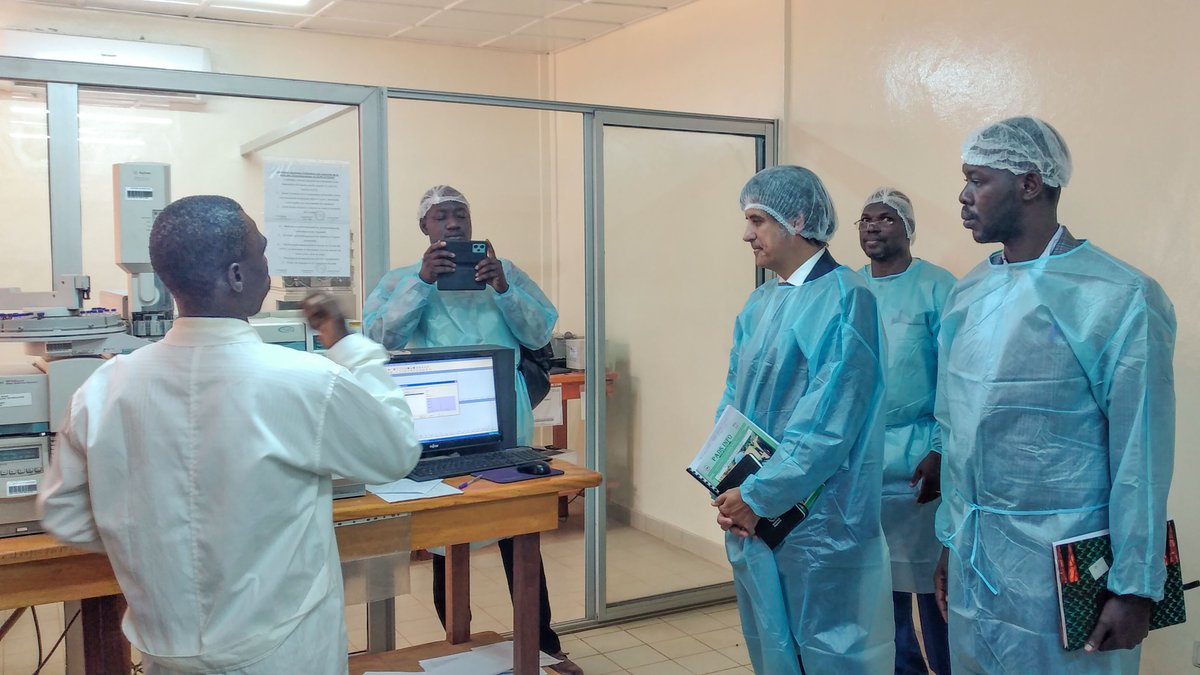 WFP_BurkinaFaso's tweet photo. Le PAM accorde une importance au fait que les vivres qu'il distribue sont sûrs. En vue d’un contrôle à temps, une collaboration avec un laboratoire Burkinabè, l’ANSSEAT. ''Sans contrôle de la qualité il n'y a pas de santé'', déclare A. Salort-Pons, Directeur adjoint du PAM / BF. https://t.co/6YQfA7YRFB