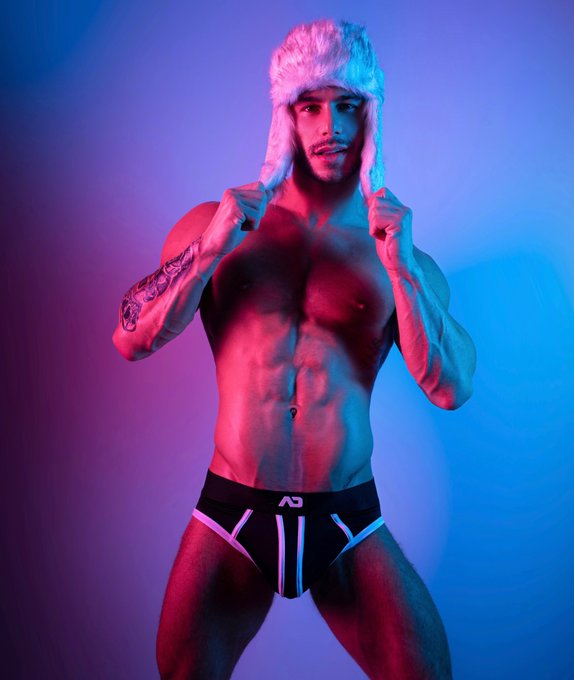 Es invierno pero yo tengo calor ? ?!!
@addicted_offic 
10% off with the code - ITSALLENKING 
➡️ https://t