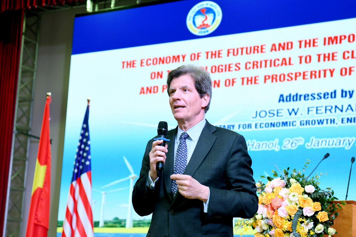 Neu_Uni's tweet photo. U.S. Deputy Secretary of State Jose W. Fernandez visits and interacts with faculty and students of the National Economics University

https://t.co/ilQymouKT7 https://t.co/gOQVEpWhqV